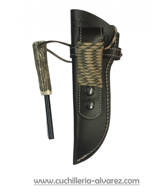Funda de cuero marrón para cuchillo Mora con porta pedernal.